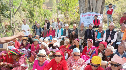 बैतडीका दुर्गम जनताका आँखाको ज्योति फर्कियो